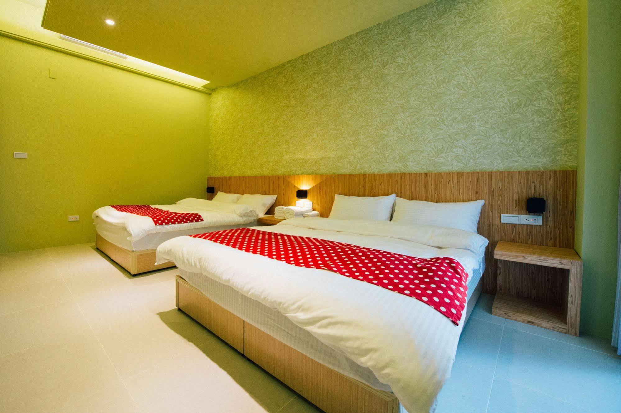 Yellow Kite Hostel Tainan Buitenkant foto