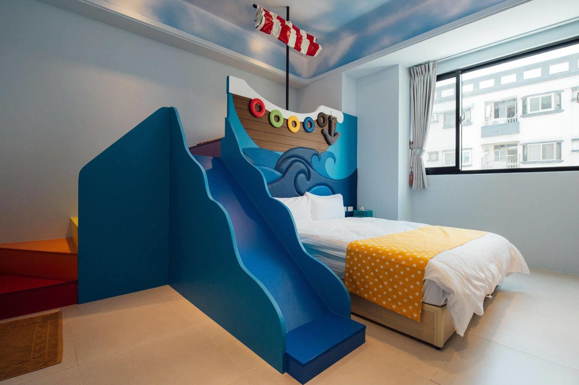 Yellow Kite Hostel Tainan Buitenkant foto