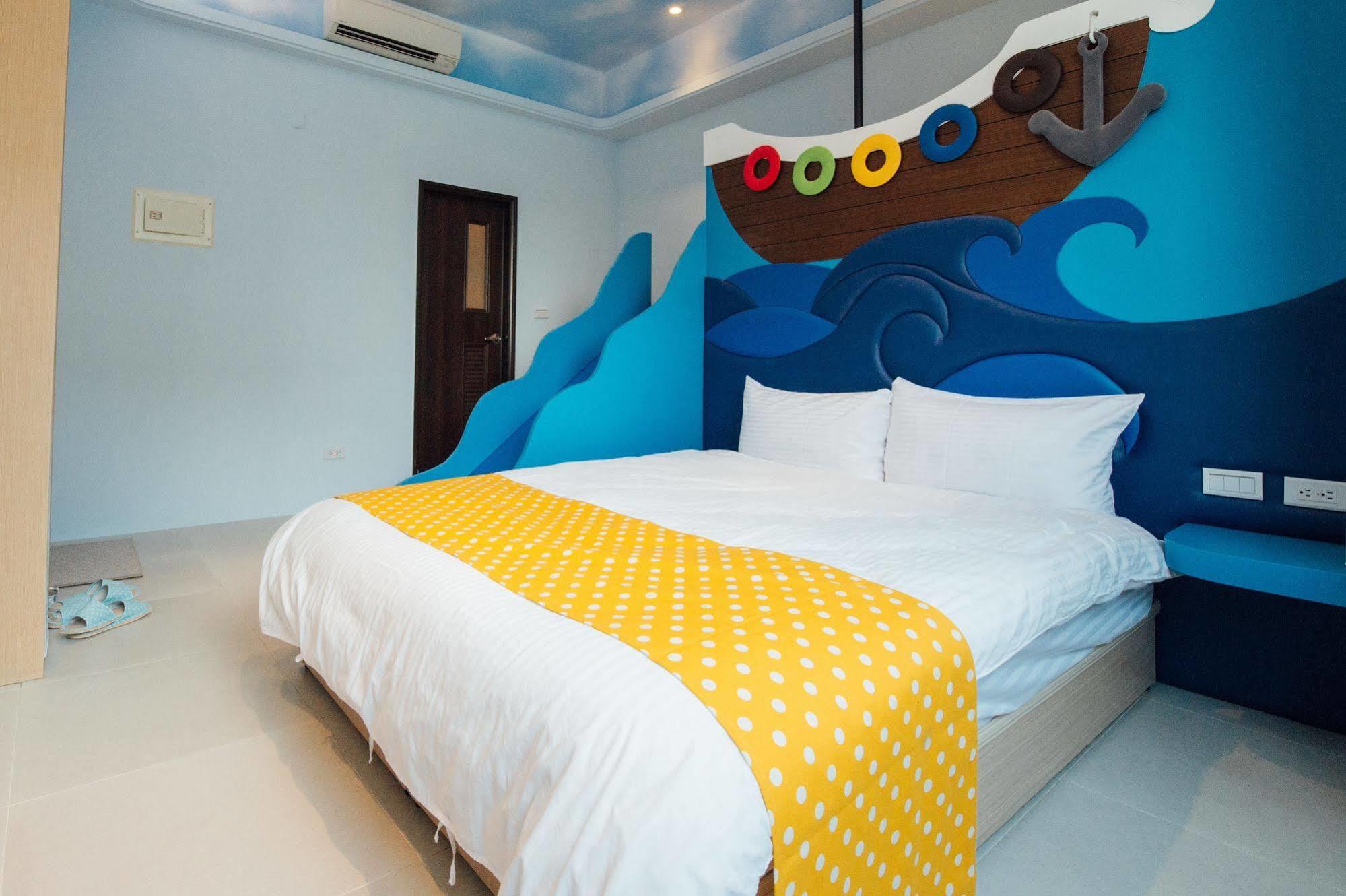 Yellow Kite Hostel Tainan Buitenkant foto