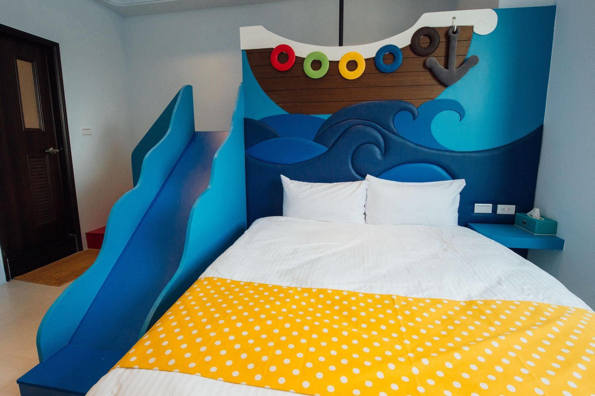 Yellow Kite Hostel Tainan Buitenkant foto